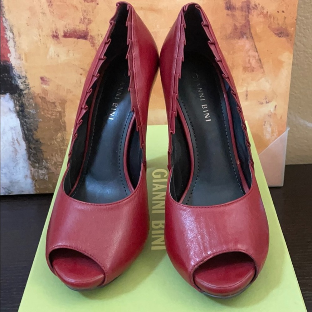 Gianni Bini Peep toe heels